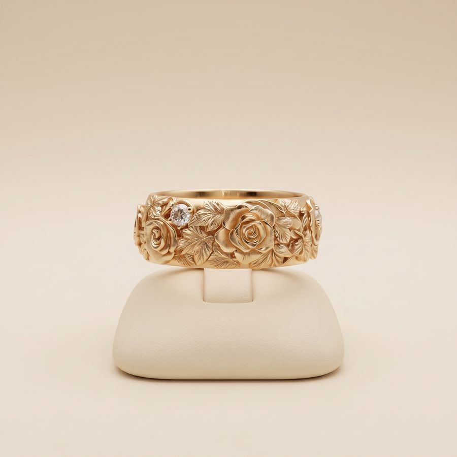 Gold filigree ring with carnelian floral centre stone